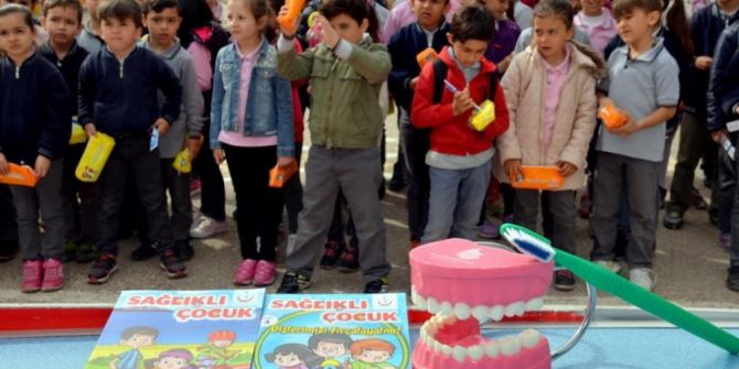 Ertuğrul Gazi İlkokulunda Diş Seti Ve Sağlıklı Yaşam Dergisi Dağıtımı