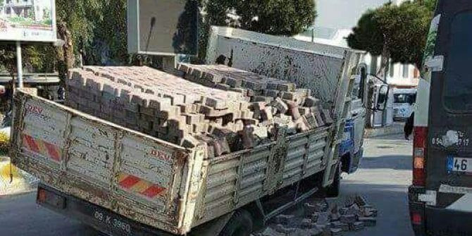 Belediyenin Kamyonu Çöken Yola Saplandı