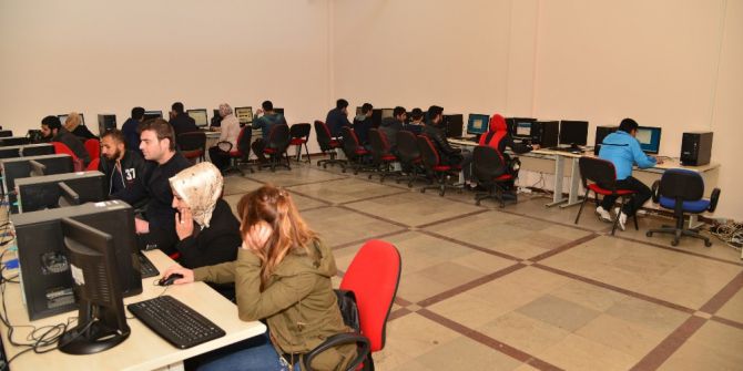 Kursiyerler Bilgisayar Donanımlarını Öğreniyor
