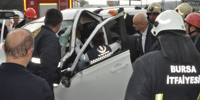 Karayolları Aracına Çarpan Doktorlar Cipte Sıkıştı