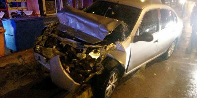 Kayganlaşan Yolda Önündeki Tıra Çarpan Sürücü Ağır Yaralı