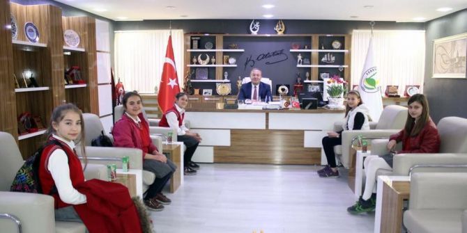 Öğrencilerden Başkan Şahiner’e Sürpriz Ziyaret