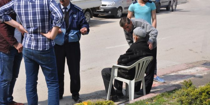 Otomobil Yaşlı Adama Böyle Çarptı
