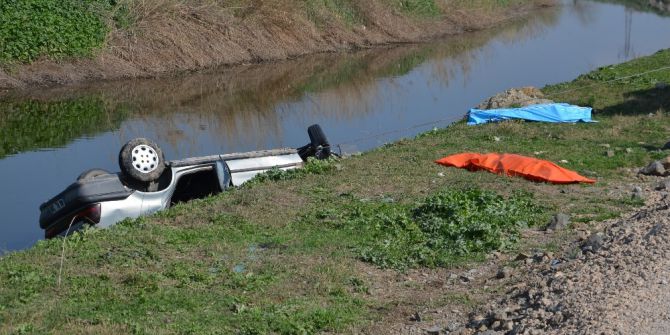 Lastiği Patlayan Otomobil Kanala Uçtu: 2 Ölü, 1 Yaralı