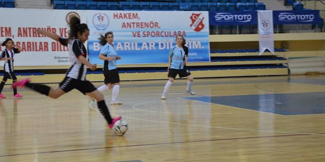 Türkiye Şampiyonasına Okul Sporları Futsal Yarı Final Müsabakalarına Bilecik Ev Sahipliği Yaptı