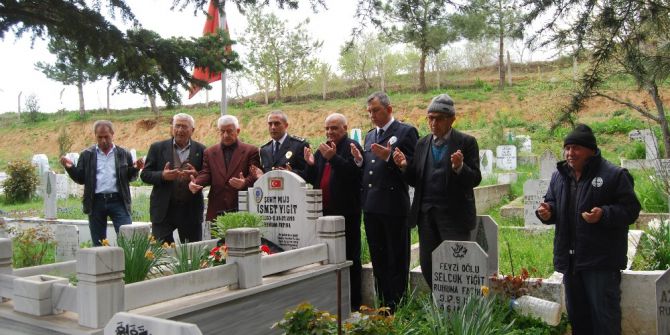 Şehit Polis İsmet Yiğit Mezarı Başında Anıldı