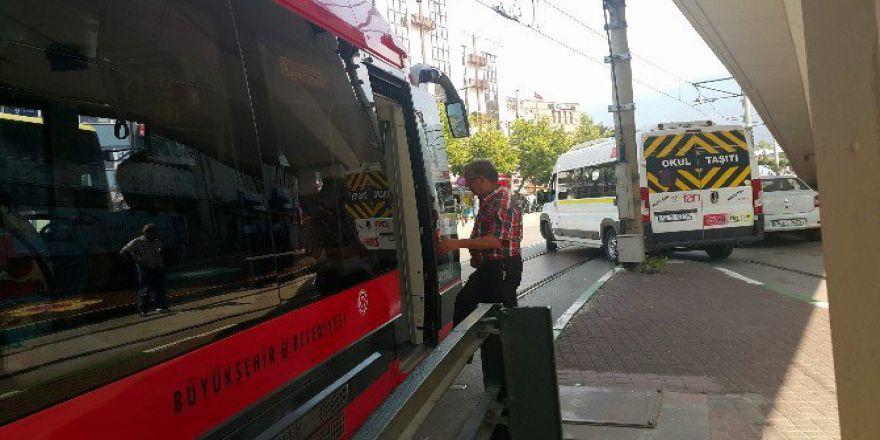 İpekböceği Rayların Üzerinde Bozulan Servis Minibüsü Yüzünden Mahsur Kaldı