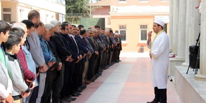 İdlib’deki Kimyasal Saldırıda Ölenler İçin Gıyabi Cenaze Namazı Kılındı