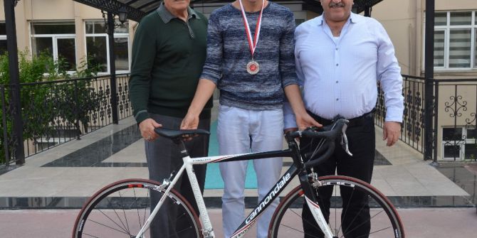 Bekir Çeker’den Başarılı Sporcuya Yarış Bisikleti Hediye Etti