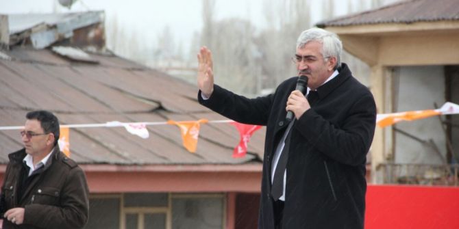 Hınıs Yağmura Rağmen Mitinge Alanına Aktı