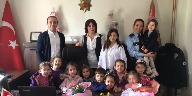 Minik Öğrenciler Polis Haftasını Unutmadı