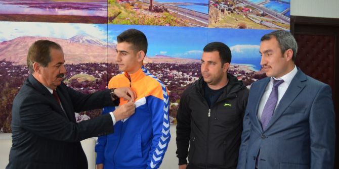Başkan Gürsoy’dan Başarılı Atlete Ödül