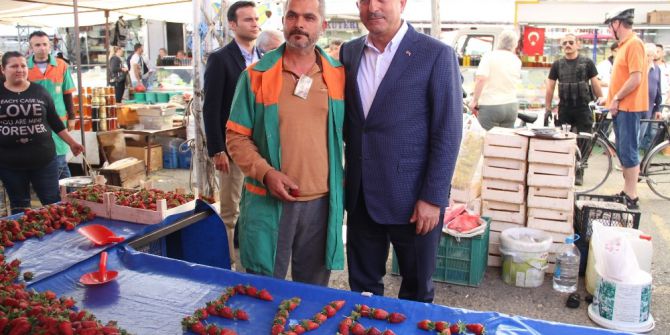 Bakan Çavuşoğlu’na Çileklerden ’Evet’ Mesajı