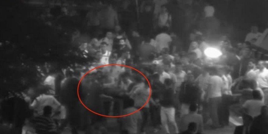 Darbe Girişiminde Halka Ateş Etmeyip İntihar Eden Askeri Vatandaşlar Ambulansa Taşıdı