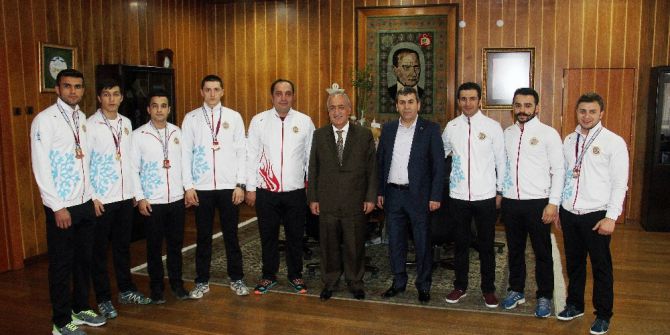 Atatürk Üniversiteli Boksörler, Rektör Çomaklı’yı Ziyaret Etti