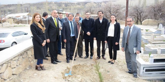 Darende Mezarlığı Yeşillendiriliyor