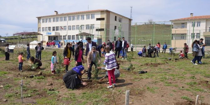 Engelli Öğrenciler Köy Okulunda Fidan Dikti