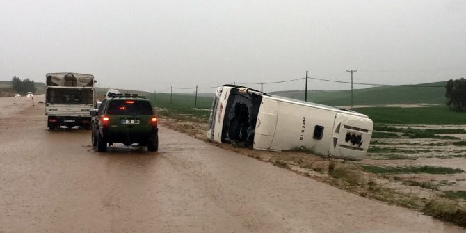 3 Kişinin Öldüğü, 30 Kişinin Yaralandığı Kaza Bölgesinde Ambulans Ve Araçlar Selde Mahsur Kaldı