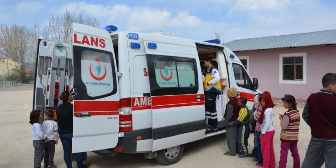 Korkuteli’de Minik 112’ler ’Yaşama Yol Ver’ Dedi