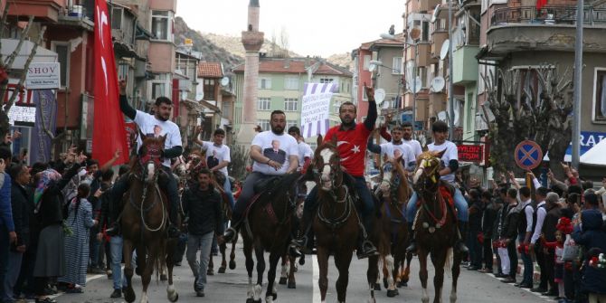 Mhp Lideri Bahçeli’yi Atlarla Ve Karanfillerle Karşıladılar