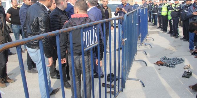 Meral Akşener’e Etekli Ve Ayakkabılı Protesto