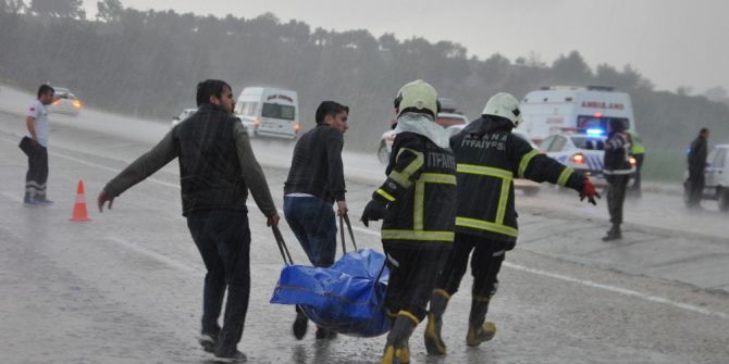 Sel Sularının Sürüklediği Aracın Altında Kaldılar