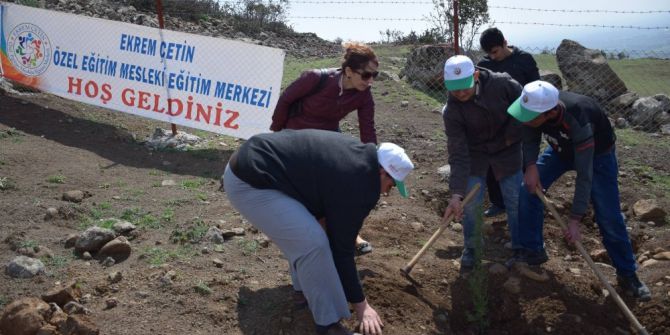 Engelsiz Yaşam İçin Özel Öğrenciler Fidan Dikti