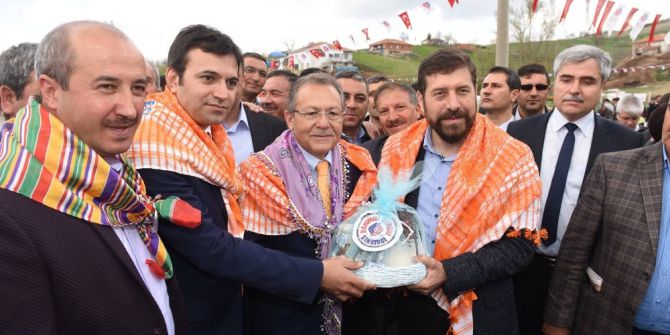 Sındırgı Yüreğil’e Kapalı Pazar Yeri Ve Halı Saha