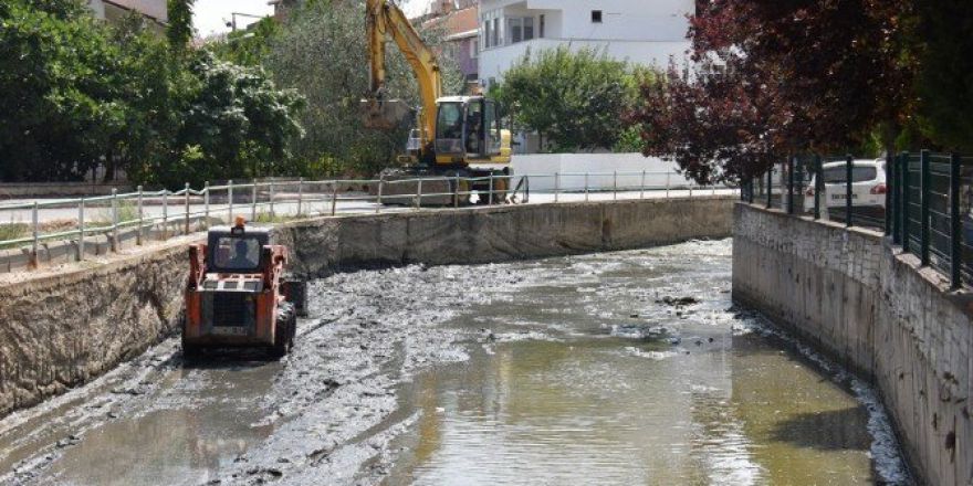 Süleymanpaşa Belediyesi Değirmenaltı Deresini Temizliyor