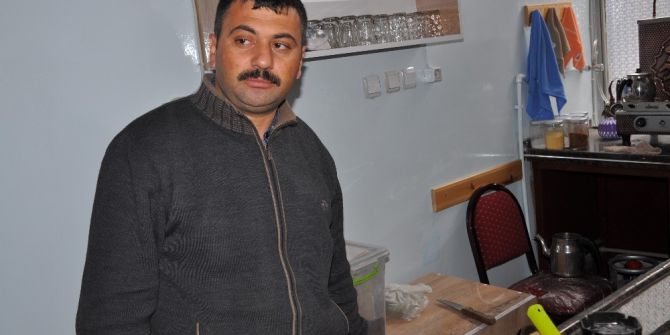 Demlikte Saklı 500 Tl’yi Bularak, Çaldılar