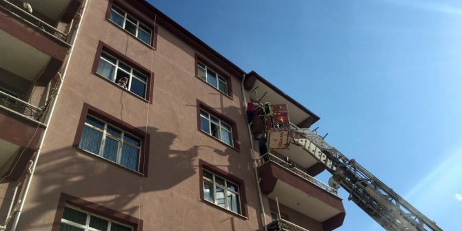 Balkon Demirinde Asılı Kalan Kızı Ölümden İtfaiye Kurtardı