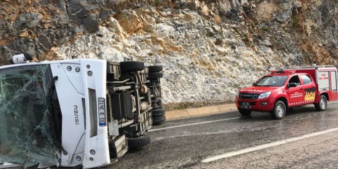 Çevik Kuvvet Polislerini Taşıyan Otobüs Devrildi: 9 Yaralı