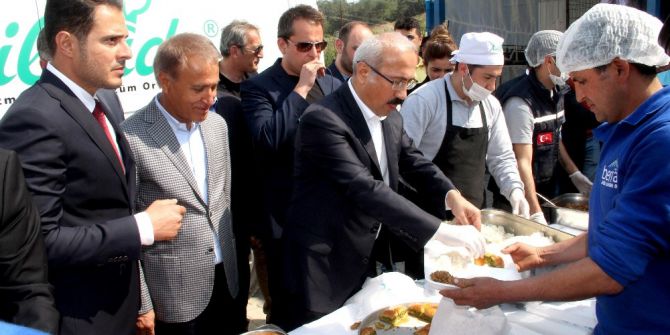 Bakan Elvan, Su Üretim Tesisinde İşçilere Tatlı İkram Etti