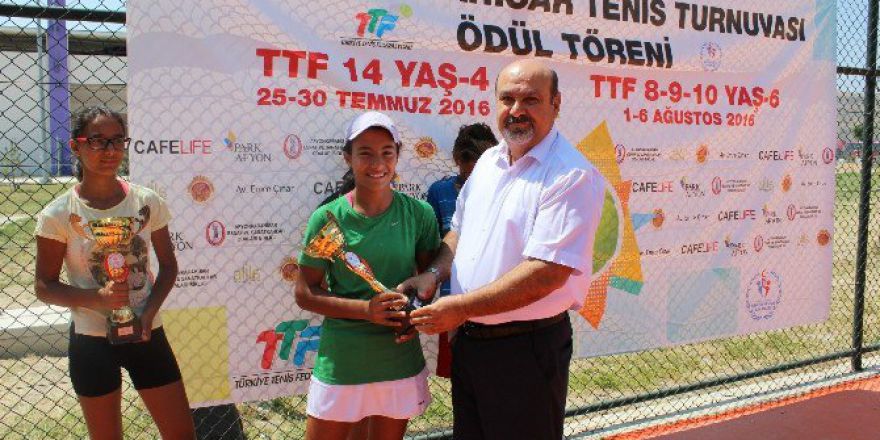 Başkan Konak Tenisçileri Ziyaret Etti