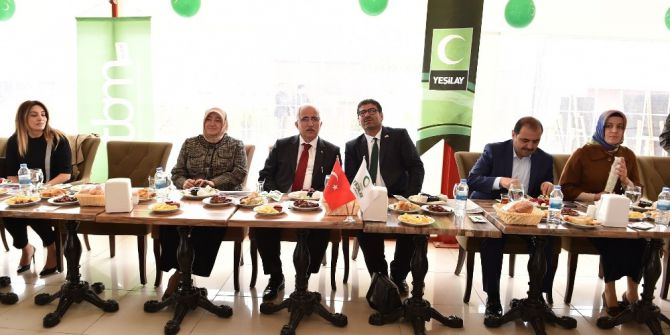 Vali Tuna Yeşilay Üyeleriyle Bir Araya Geldi