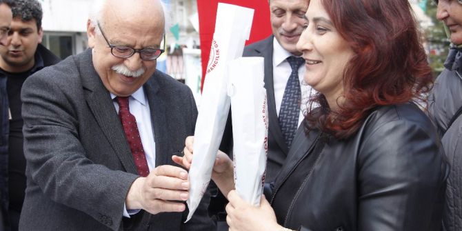 Bakan Avcı, Fidan Ve Satranç Takımı Dağıttı