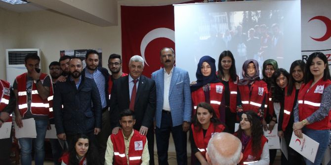 Türk Kızılayı Gönüllülerine Teşekkür Belgesi Verildi