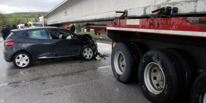 Otomobil Tırın Altına Girdi: 4 Yaralı