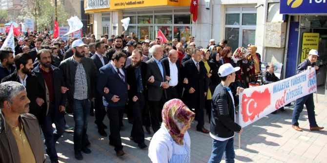 Kütahya’da Türkiye Gençlik Vakfı Üyesi Gençlerden ’Evet’ Yürüyüşü