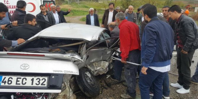 Hafif Ticari Araç İle Otomobil Çarpıştı: 4 Yaralı