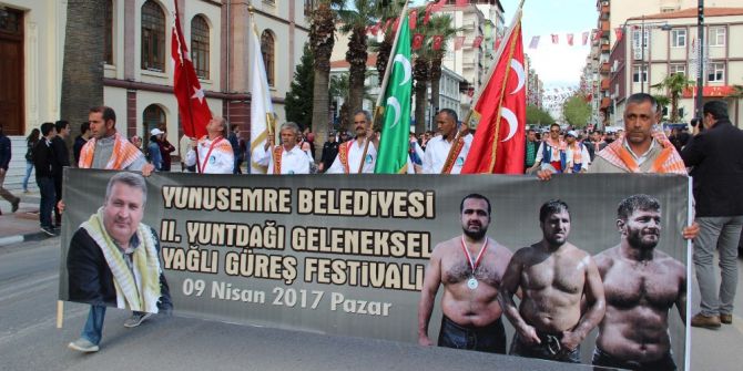 Manisa Sokaklarında Güreş Heyecanı