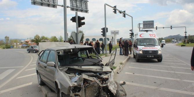 Otomobil Tıra Çarptı:1 Yaralı