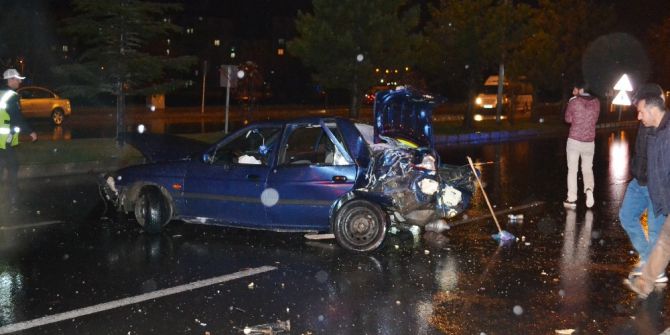 Hurdaya Dönen Otomobilden Burunları Bile Kanamadan Çıktılar