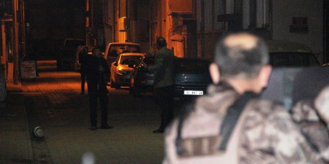 Sokağı Tüple Kapatarak Etrafa Ateş Açan Genç Özel Harekat Operasyonuyla Yakalandı