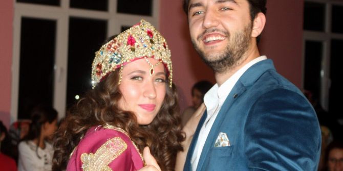 Yabancı Öğrenciler Bursa’da Köy Düğününe Katılıp Göbek Attı