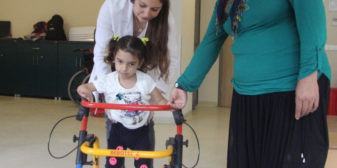 Emekleyemez Denilen Minik Kız Yürümeye Başladı