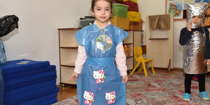 Çöp Poşetinden Etek, Folyodan Astronot Kıyafeti Yaptılar