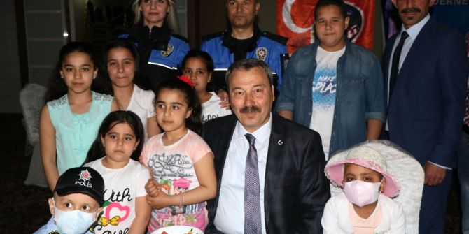 Çocukların "Osman Amcası" Lösemili Çocukları Moral Yemeğinde Yalnız Bırakmadı