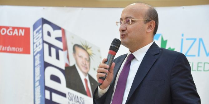 Yalçın Akdoğan Kitabını İmzaladı