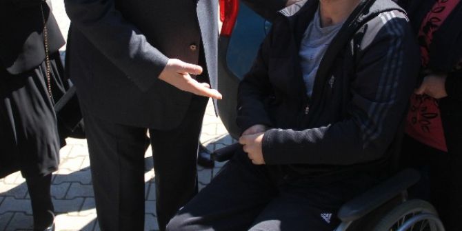 Öğrenciyken Gazi Oldu, Tekerlekli Sandalye İle Şehitleri Ziyaret Etti
